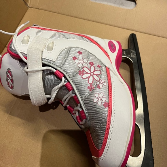 Hespeler Girl’s skates - Picture 2 of 4